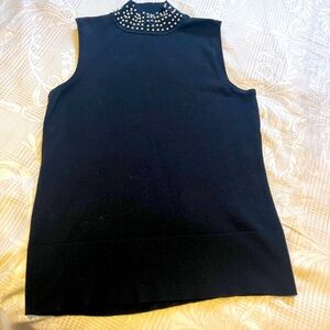 Sleeveless turtleneck